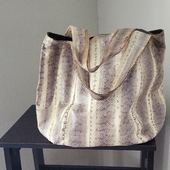 Elegant Snakeskin Patterned Tote Bag - Picture 1 of 6